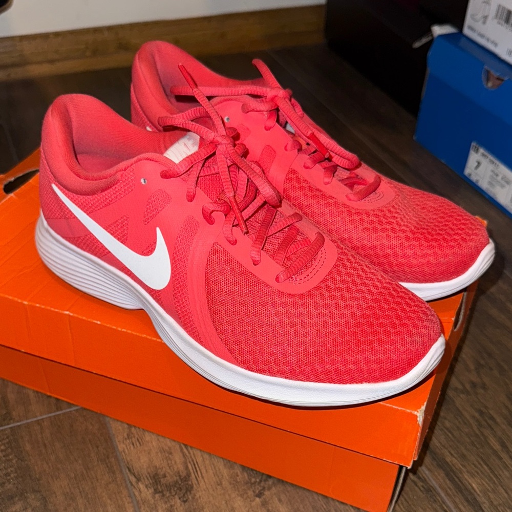 Nike Women's Bright Pink Athletic Shoes